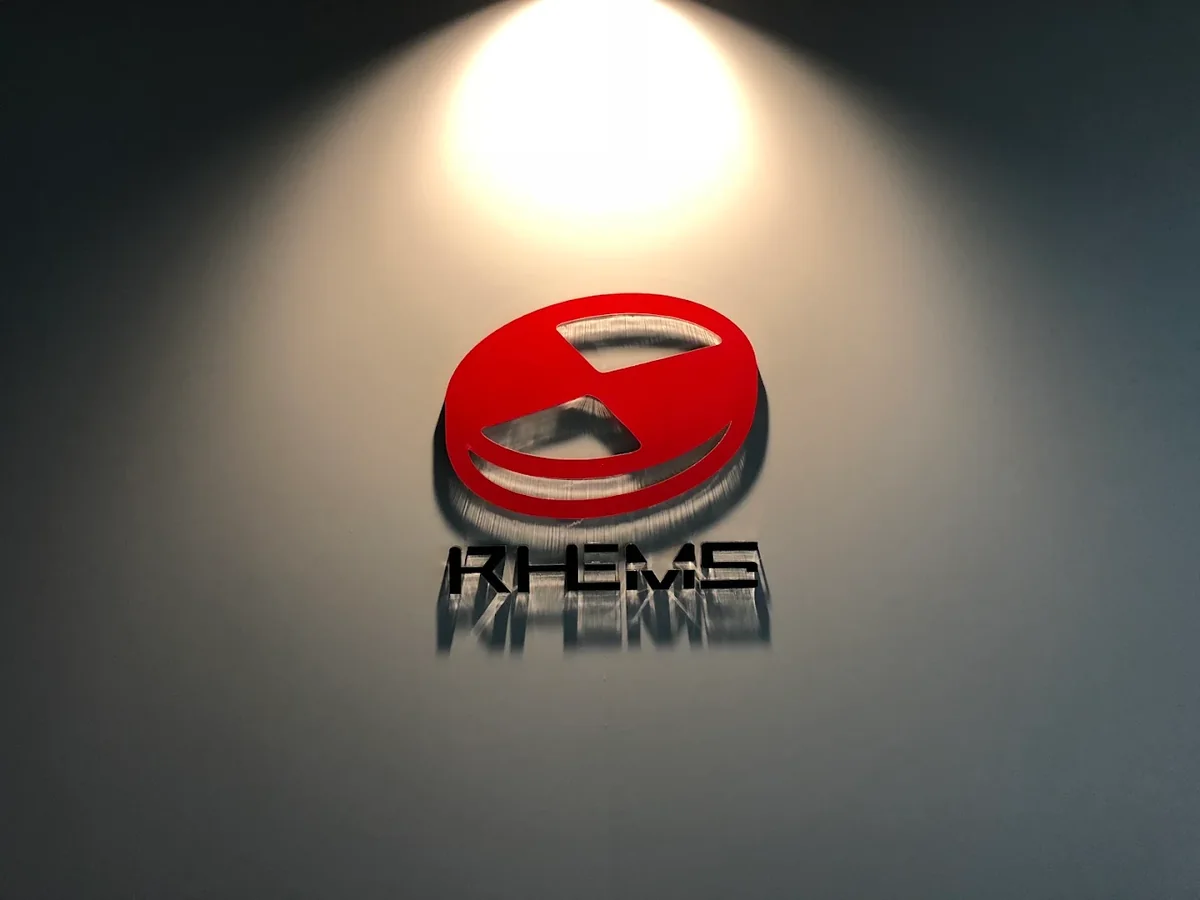 RHEMS Japan 本社エントランスのロゴサイン(新宿パークタワーN30F)